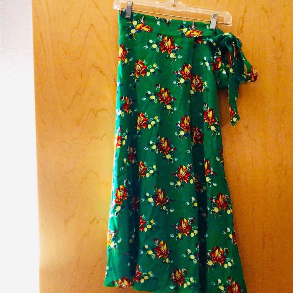 Midi skirt in beautiful green floral print